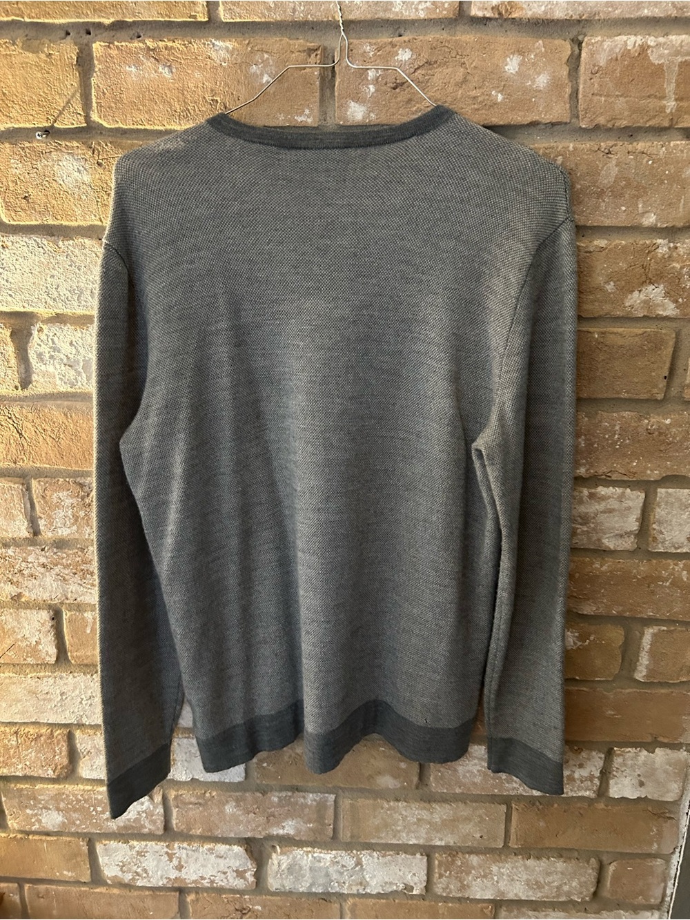 Calvin Klein Men’s Gray V-Neck Sweater. Men’s Large. - Picture 4 of 4
